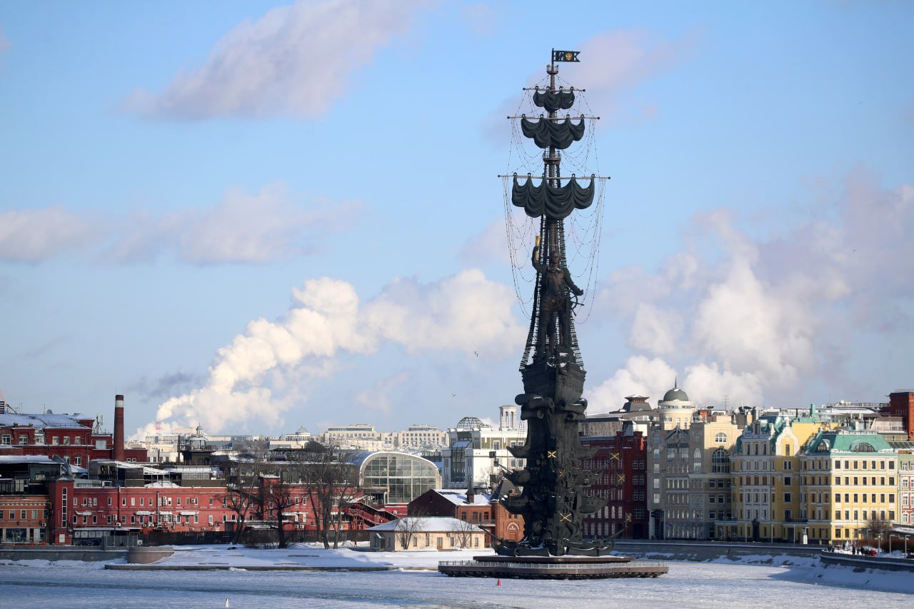 Памятник Петру I предложили перевезти из Москвы в Санкт-Петербург  С идеей переместить монумент работы Зураба Церетели выступил лидер фракции «Новые люди» в Заксобрании города Дмитрий Павлов.  На своей странице в соцсети «ВКонтакте» он высказал мнение, что скульптура высотой 98 метров лучше бы смотрелась на берегу Финского залива или в одном из фортов.  Павлов также отметил, что памятник Петру I может стать частью нового федерального курорта «Горская», строительство которого в настоящее время ведётся под Санкт-Петербургом. «Такая композиция стала бы прекрасным приветствием для морских судов», — пояснил депутат.  Скульптура Зураба Церетели установлена в районе «Красного Октября» у разделения Москвы-реки и Водоотводного канала. Памятник первому российскому императору был воздвигнут в 1997 году в честь 850-летия столицы.       Подпишись на «Говорит Москва»