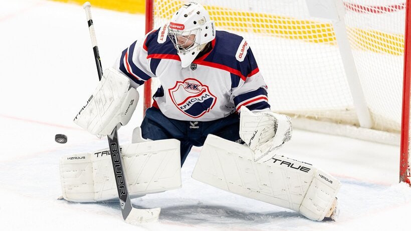 Хоккеисты саратовского Кристалла проиграли команде из Норильска Вчера 5 ноября саратовский хоккейный клуб Кристалл проиграл команде Норильск Игра прошла в Саратове в рамках чемпионата ВХЛ Кубок шелкового пути В первом периоде шайбу в саратовские ворота забили хоккеисты соперника 0 1 во втором периоде Федору Вялову из Кристалла удалось выровнять счет 1 1 Однако удача все же оказалась на стороне северян итоговый счет составил 1 2 в пользу Норильска Следующий матч пройдет завтра 7 ноября на саратовской площадке Кристалл сыграет против красноярского Сокола Игроки Норильска прилетели в Саратов накануне матча на личном самолете Boeing 737 800 авиакомпании NordStar Авиасудно было украшено ливреей хоккейного клуба Заходите на наш сайт это очень помогает редакции glush media news view id 5827