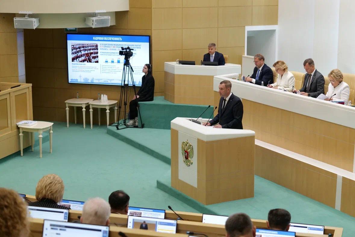 Губернатор в Совете Федерации отметил роль и поддержку Володина в развитии региона Губернатор Роман Бусаргин 18 июня выступил с докладом о развитии региона на заседании Совета Федерации в Москве в рамках дней Саратовской области. Глава региона рассказал о реализации нацпроектов и госпрограмм. За три года в рамках них было направлено более 117 млрд рублей. Выступая перед сенаторами, отдельно Роман Бусаргин выразил слова благодарности Председателю Госдумы Вячеславу Володину, подчеркнул, что благодаря его поддержке в регионе реализуется множество крупнейших проектов. Глава региона также говорил о сложных вопросах, которые требуют решения. Среди них модернизация коммунальной инфраструктуры в крупных городах и особенно - в Саратове. В рамках начатой в этом году региональной программы по реконструкции водопроводных сетей проводится масштабная работа, при этом необходимо также решить вопросы с реконструкцией станции аэрации в областном центре и застройкой территории старого аэропорта.