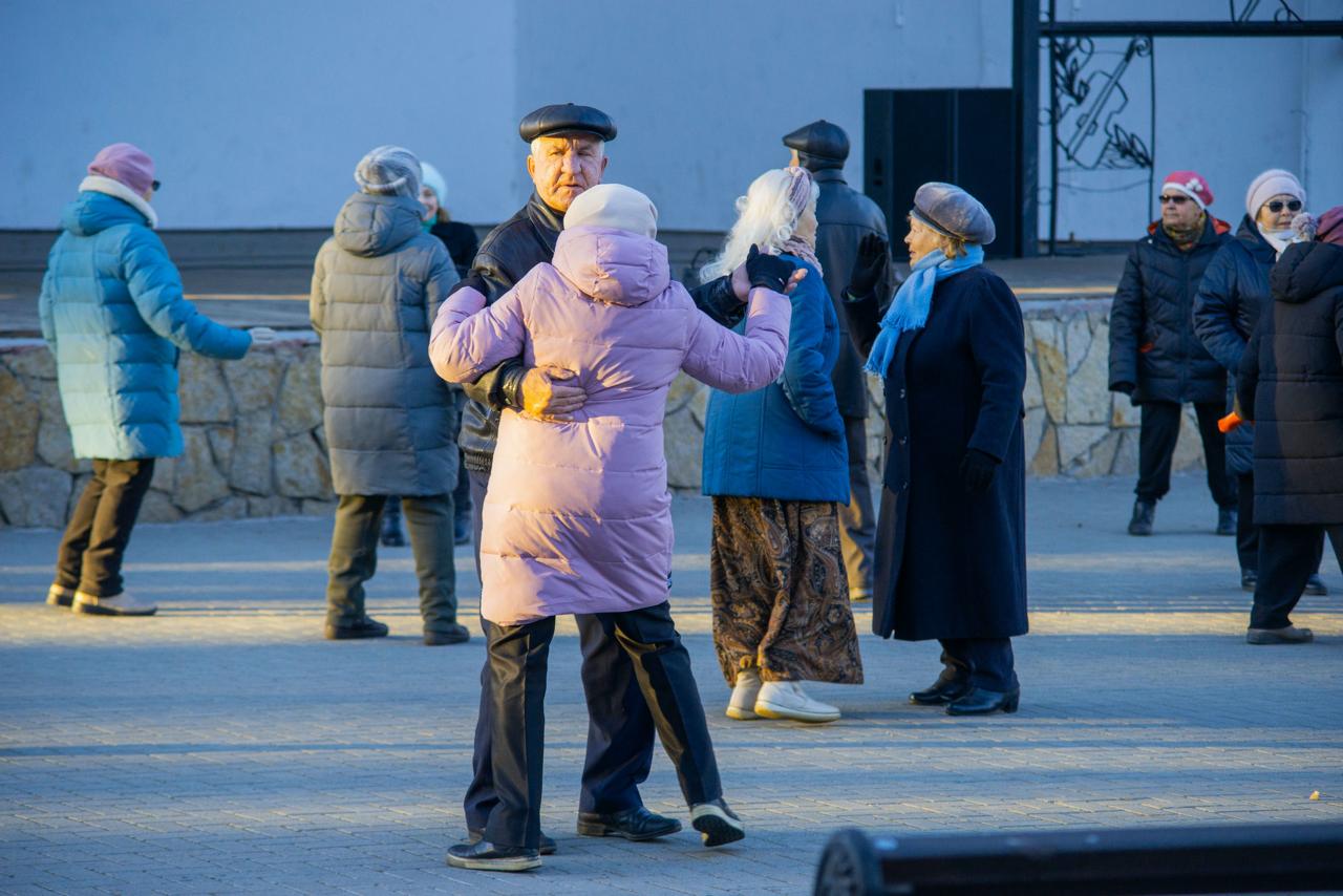 Южноуральцы скоро перестанут использовать отчества gubernia74 ru articles news 1137134 Главный редактор портала Грамота ру кандидат филологических наук Ксения Киселева рассказала что россияне в разговоре стали редко использовать отчества По мнению эксперта в будущем возможен отказ от них во множестве коммуникаций Конечно в паспорте и других документах отчества останутся но ситуаций в которых они нужны станет меньше Сегодня мы видим явное стремление к более молодежной менее формальной коммуникации сказала Ксения Киселева t me chgub