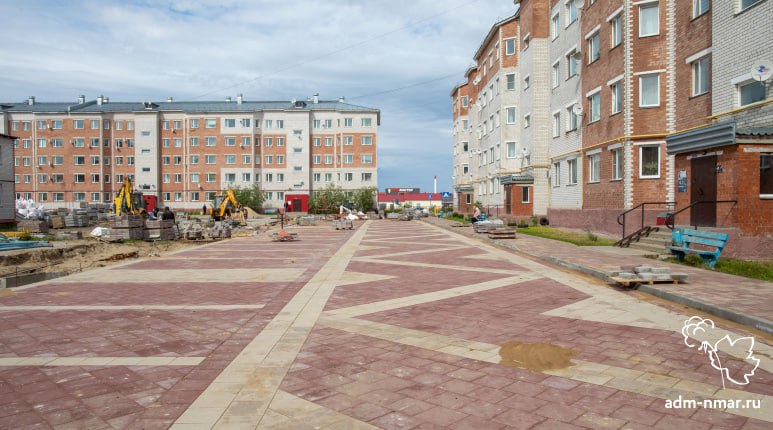 В Нарьян-Маре продолжается благоустройство трёх общественных территорий  О ходе работ сообщили в мэрии. В этом году в рамках федерального проекта «Формирование комфортной городской среды» национального проекта «Инфраструктура для жизни» в Нарьян-Маре появятся три новых общественных пространства. Работы по благоустройству ведутся ежедневно.  Вдоль дома № 6 на Матросова подрядчик обустроил тротуары и проезжую часть с парковочными местами. У дома № 8 уложена тротуарная плитка, рабочие продолжают демонтаж старого дорожного покрытия.  У домов № 10, 12 и 12А на Калмыкова завершили укладку тротуаров. На территории проведена планировка, рабочие устанавливают бортовой камень, разграничивающий парковочные места и игровую зону.  Во дворе домов № 16 и 18 на Ленина продолжают обустраивать бордюры, на следующем этапе подрядчик приступит к монтажу тротуарной плитки вдоль домов.  Сдать все три объекта исполнителям необходимо не позднее 30 сентября 2025 года.  Фото: adm-nmar.ru