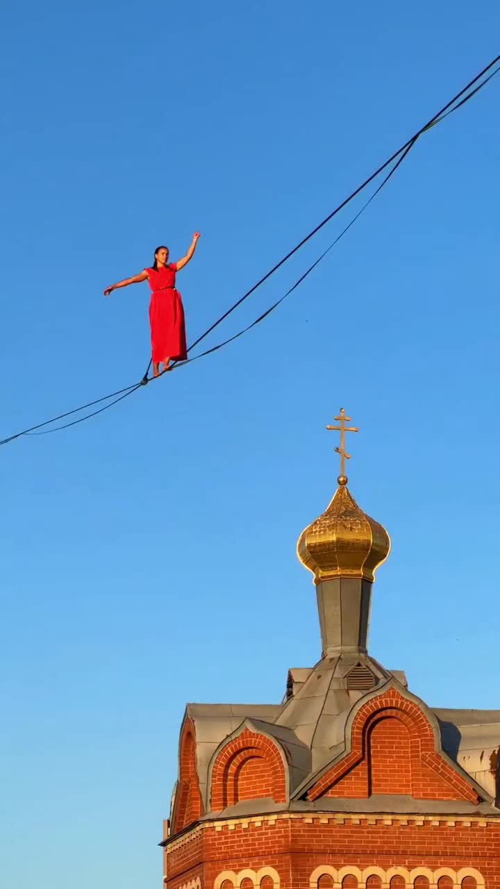 Экстремальное хайлайн-шоу в Омске: канатоходцы преодолели 70 метров на высоте 15 метров