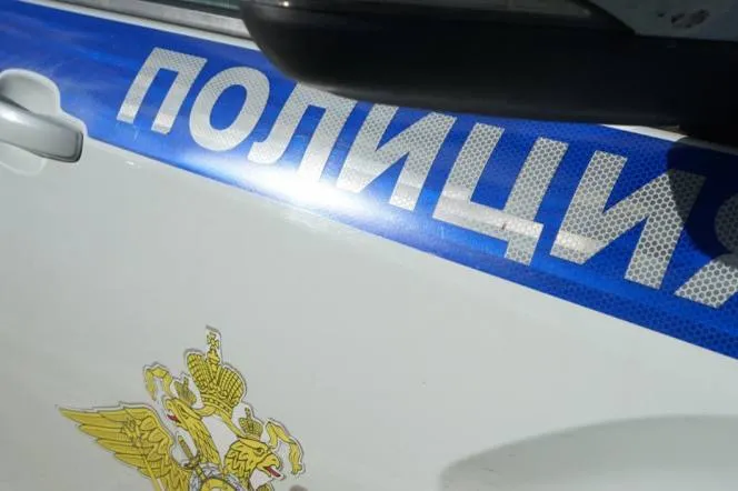 17 летний парень 8 раз выстрелил из пневмата в бывшую возлюбленную В Красносельском районе Петербурга задержали 17 летнего жителя Луги по подозрению в стрельбе Накануне за медицинской помощью обратилась 20 летняя девушка Её госпитализировали с ушибами плеча и бедра Как оказалось бывший молодой человек после разрыва отношений пришёл к её дому и в подъезде выстрелил ей в спину из пневматического пистолета не меньше восьми раз Пострадавшая написала заявление в полицию GradSPb в MAX подпишись