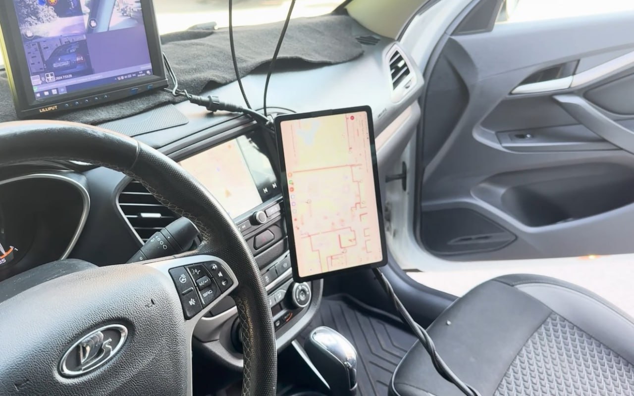 В Петербурге усилили автоматический контроль городского благоустройства нейросетевой комплекс Городовой официально перешел на зимний режим работы Система уже готова фиксировать наледь снежные валы и опасные снежные шапки на крышах При фиксации нарушения собственнику назначают штраф в размере 100 тысяч рублей Комплекс Городовой это камеры датчики и вычислительный модуль установленный на автомобили городского мониторинга Сейчас в городе работает восемь машин с нейросетевым оборудованием Переход на зимний режим произошёл ещё в ноябре после резкого снегопада и перепадов температур Специалисты отметили что комплекс помогает разгрузить сотрудников один Городовой заменяет примерно пятьсот инспекторов Система автоматически передаёт данные в ГАТИ а также направляет информацию коллегам из других комитетов если нарушения относятся к их полномочиям Фото скриншот с видео Город Подпишись на Город в MAX