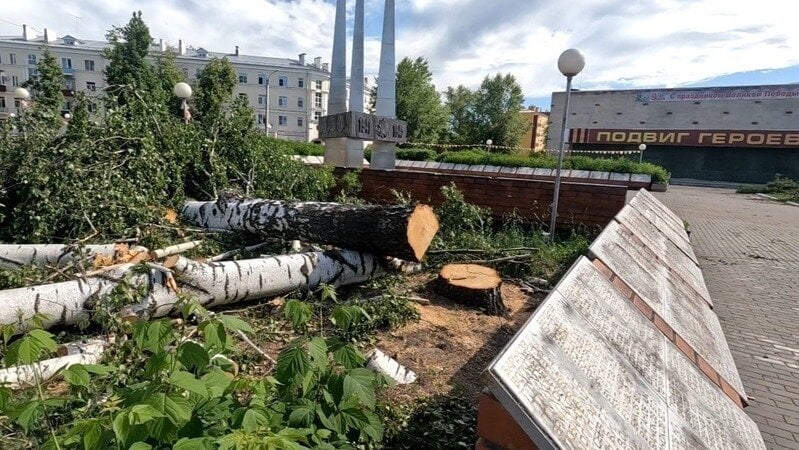 В Кулебаках возбудили уголовное дело из-за вырубки деревьев, посаженных ветеранами Великой Отечественной войны Дело о халатности завели после обращения депутата Госдумы РФ Владислава Егорова к прокурору Нижегородской области Андрею Травкину. Егоров заявил, что администрация Кулебакского округа признала деревья аварийными и подлежащими вырубке. Однако, по мнению местных жителей, большинство спиленных деревьев были крепкими и здоровыми, что подтверждается состоянием спилов. В ответе прокурора указано, что по итогам проверки выявлены факты нарушения природоохранного законодательства. Внесено представление главе местного самоуправления. Деревья росли на площади Победы, где расположен мемориал «Вечный огонь». «Эти деревья были посажены участниками Великой Отечественной войны. Их сохранение — это не только забота об экологии, но и сохранение памяти о подвиге наших земляков. Мы обязаны защищать такие места и не позволять уничтожать живые памятники истории», — заключил Егоров. Соцсети Прислать новость