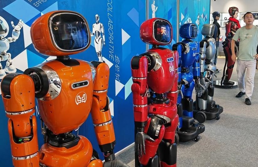 В Шэньчжэне открылся первый в мире магазин роботов формата 6S Магазин, открывшийся вчера в районе Лунган, создан по типу традиционной модели автомобильного магазина 4S продажа, запчасти, обслуживание, обратная связь . Плюс он предлагает две дополнительные услуги: прокат и изготовление по индивидуальному заказу. Интерес к магазину уже выразили более 200 производителей индустрии роботов. Байки лаовая. Китай. Новости