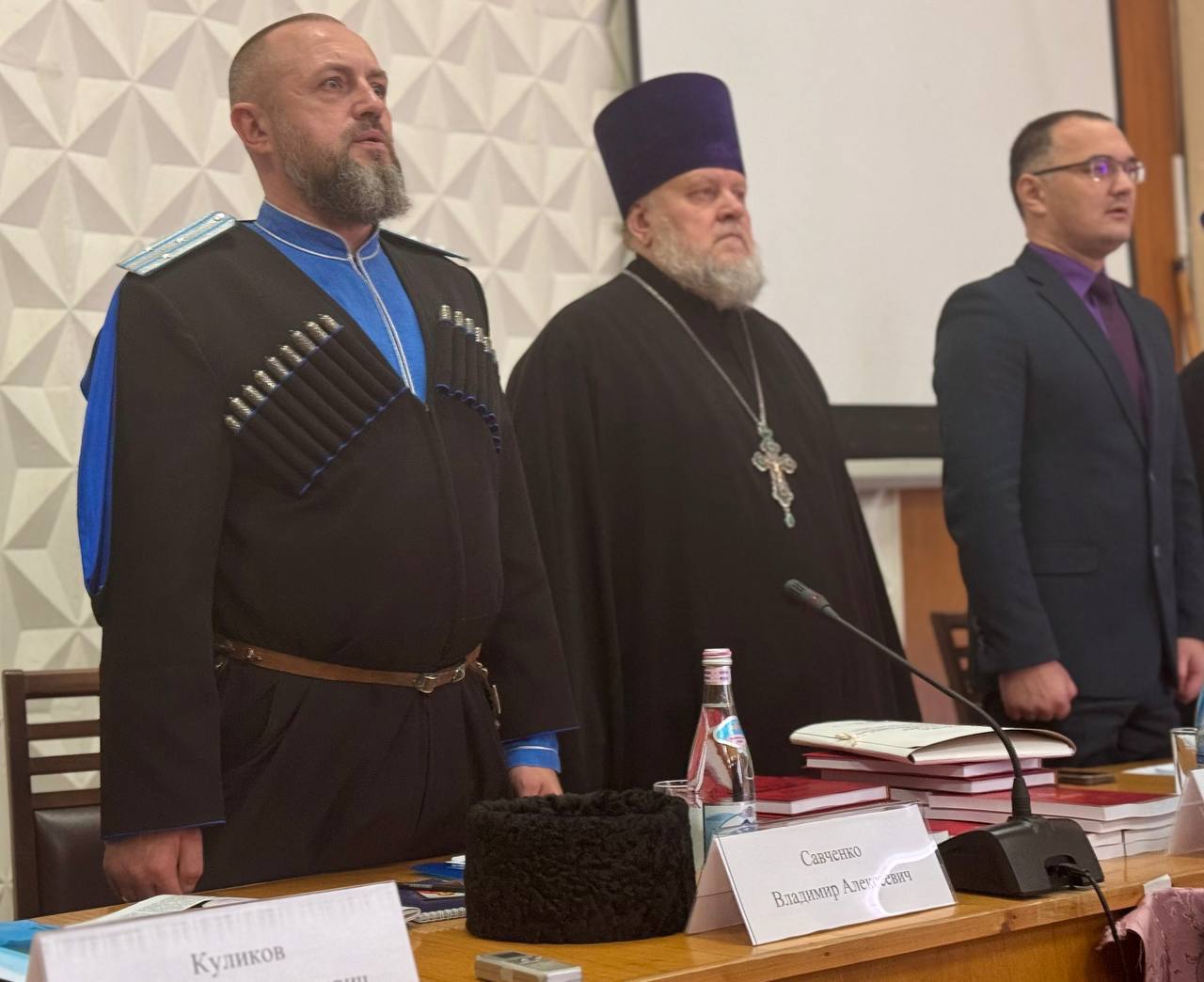 В городе Новопавловске состоялась общевойсковая конференция духовников казачьих обществ ТВКО.  Это мероприятие прошло в рамках регионального этапа XXXIII Международных Рождественских образовательных чтений на тему: «80-летие Великой Победы: память и духовный опыт поколений».  На пленарном заседании присутствовал общевойсковой священник ТВКО, председатель епархиального комитета Ставропольской и Невинномысской епархии по взаимодействию с казачеством, настоятель храма Великомученика Пантелеимона протоиерей Павел Самойленко, атаман Терского войскового казачьего общества Владимир Алексеевич Савченко, заместитель министра СК по национальной политике и делам казачества Жиров Арсен Павлович, атаман Ставропольского окружного казачьего общества Александр Куликов, а также атаманы, казаки ТВКО и военнослужащие.  Участники конференции выступили с докладами, после чего собравшиеся обсудили актуальные вопросы.