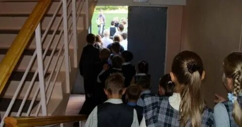 В Самаре и Тольятти эвакуировали учащихся из школ и колледжей В учебные заведения поступили сообщения о минировании Сразу в нескольких учебных заведениях Тольятти и Самары 29 сентября прошли эвакуации сообщают очевидцы По одному из происшествий поступила официальная информация В 10 50 на электронную почту школы 81 пришло анонимное сообщение о том что в здании заложена бомба Всех учащихся вывели из учебного заведения На месте работали экстренные службы По информации администрации Самары решение о возобновлении занятий будет принято после завершения проверки помещений По данным очевидцев в соцсетях занятия также приостановили в школах 32 48 53 и 144 а в Тольятти эвакуировали учащихся нескольких колледжей и школ Речь идёт о тольяттинских школах 62 и 41 колледже сервисных технологий и предпринимательства машиностроительном социально педагогическом и политехническом колледжах и других учебных заведениях Эти данные официально не подтверждены Подобная волна сообщений о минировании прошла в январе этого года Эвакуации проводились в десятках учебных заведений Взрывных устройств обнаружено не было