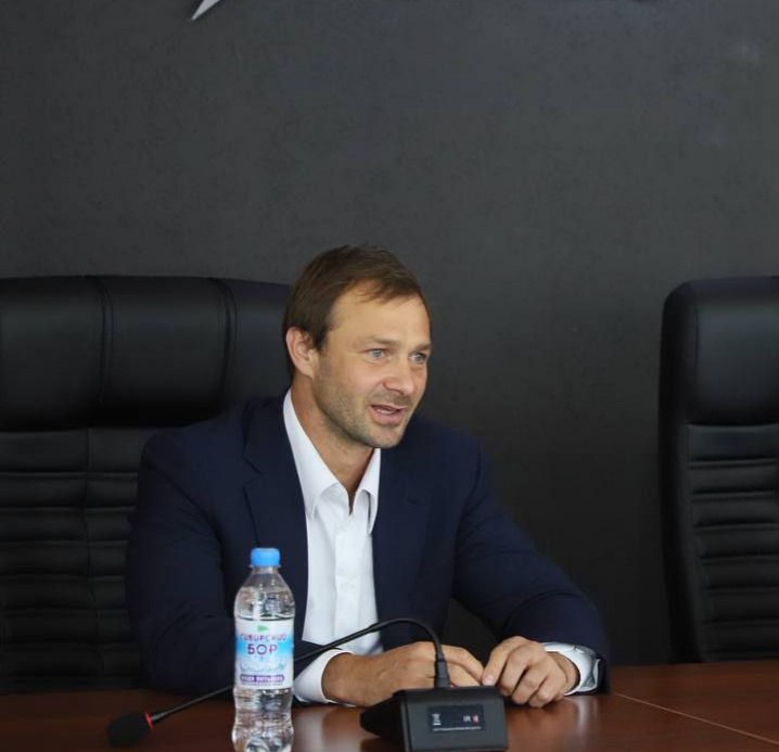 Дмитрий Сычёв покидает пост президента омского «Иртыша» Экс-футболист сборной России Дмитрий Сычёв уходит с поста президента ФК «Иртыш». Об этом он сообщил в своих социальных сетях, написав: «Ну что, всему есть предел. Мои последние 14 дней в Омске». Причины ухода он не уточнил. Дмитрий Сычёв возглавил клуб в январе 2024 года. : страница ВК Дмитрия Сычёва Подписаться Написать в редакцию