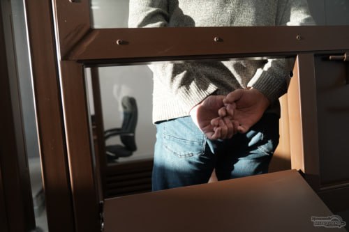 Героя сказки ограбили в реальности В Красноуральске пострадал Вячеслав Воскресенский тот самый Финист Ясный сокол из легендарной советской сказки Когда то он побеждал зло на экране а теперь сам стал жертвой тёмных сил из реальной жизни Одного антигероя уже задержали Глеба Дербенева который вместе с подельником вломился в дом актёра и применил насилие Второго пока ищут Расследование идёт но похоже хэппи энд в этой истории ещё впереди Подписаться на Уральский меридиан