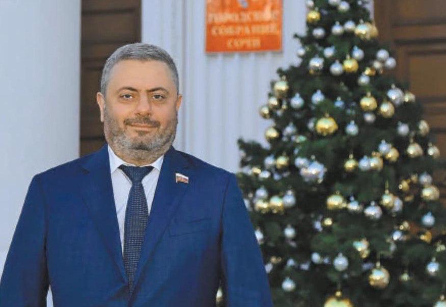 Судимый за грабёж глава армянской диаспоры Сочи стал депутатом Сос Мартиросян руководитель армянской диаспоры Сочи имеющий судимость за грабёж в составе группы победил на выборах и стал депутатом города Несмотря на информацию о его прошлом он получил наибольшее количество голосов в своём округе Мартиросян заявил что диаспора не вмешивается в политику а сосредоточена на поддержании связей с Арменией и сохранении культурных ценностей По его словам с администрацией города у него сложились продуктивные отношения Новости Дня