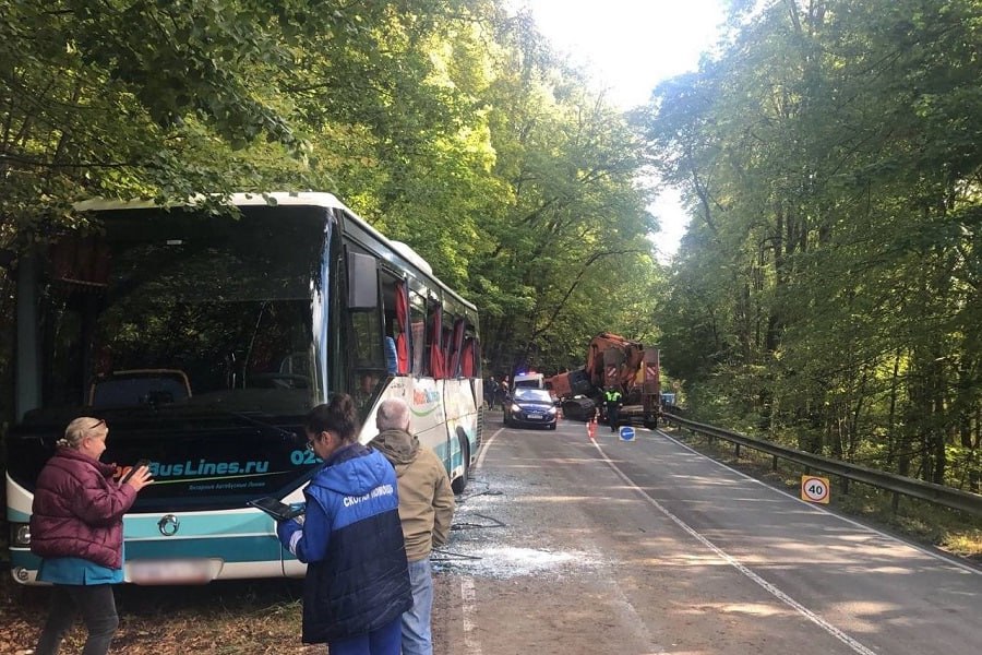 В Зеленоградском районе произошло ДТП с рейсовым автобусом, пострадали пассажиры  «По предварительным данным, сегодня, 7 октября 2024 года, на автодороге между поселками Кумачево и Переславское Зеленоградского района произошло столкновение грузового транспорта и пассажирского автобуса, следовавшего по маршруту „Калининград — пос. Синявино“. В результате столкновения рейсовый автобус выехал в кювет, двое пассажиров госпитализированы с травмами», — уточнили в прокуратуре.  Фото пресс-службы областной прокуратуры