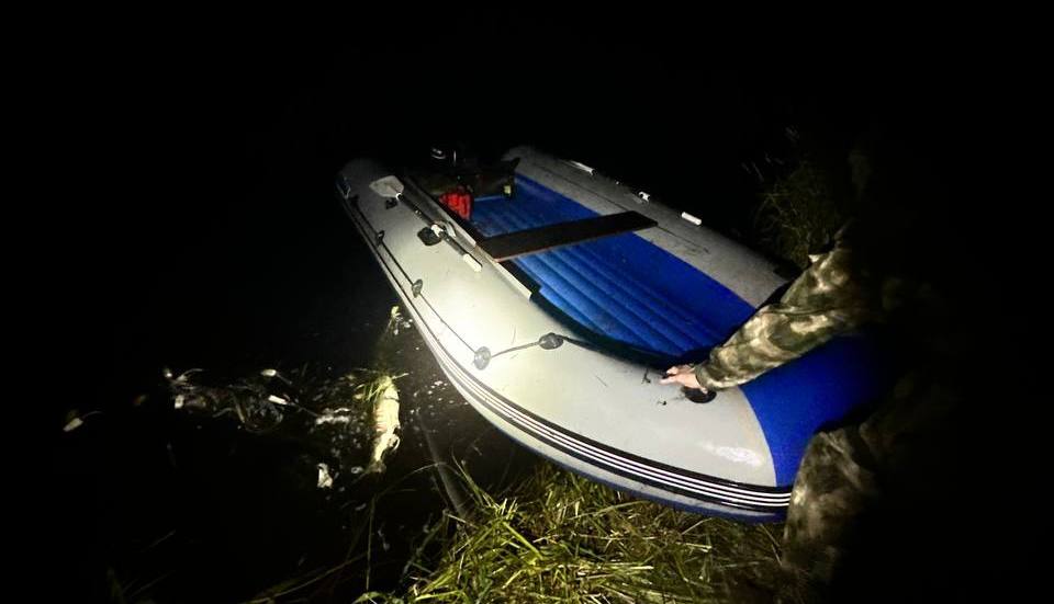 За незаконную добычу рыб семейства лососевых осуждены жители Хабаровского и Приморского краев Николаевским городским судом Хабаровского края осуждены двое 34 летних мужчин по ч 3 ст 256 УК РФ незаконный вылов водных биологических ресурсов Судом установлено что в сентябре 2025 года два товарища действуя по предварительному сговору осуществили незаконную добычу водных биологических ресурсов С использованием резиновой лодки оснащенной подвесным мотором и ставной сетью они выловили 91 экземпляр кеты осенней амурской на акватории р Чомэ являющейся местом нереста и миграционным путем лососевых видов рыб Указанные действия совершены при отсутствии разрешительных документов и причинили ущерб государству на сумму свыше 1 9 млн рублей Мужчины в содеянном раскаялись совместными усилиями возместили причиненный вред внесли пожертвование в Фонд Амура по 20 тыс рублей каждый Судом принятые меры учтены и подсудимым назначено наказание в виде 2 лет лишения свободы условно Орудия и средства совершения преступления а именно резиновая лодка лодочный мотор рыболовная сеть и два рыболовецких костюма конфискованы в доход государства Приговор в законную силу не вступил Подписывайтесь на прокуратуру Хабаровского края в MAX