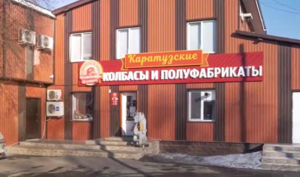 Прокуратура помогла продавцу из с Каратузское получить в трудовой книжке запись об увольнении по собственному желанию вместо ухода по отрицательным мотивам Летом 2025 г продавец трудившийся у местного индивидуального предпринимателя в сельском магазине решила уволиться Работник написал заявление об уходе по собственному желанию а работодатель назначил ему обязательные две недели отработки После подачи заявления продавец на работу не вышел на что у неё была уважительная причина уход за больным родственников Однако работодатель не потребовал письменных объяснений Вместо этого он издал приказ уволить сотрудника по отрицательным мотивам за прогул Такая формулировка в трудовой книжке как клеймо Она закрывает двери многих будущих работодателей которые справедливо опасаются принимать недисциплинированных сотрудников Понимая это продавец отправилась за защитой в прокуратуру Оказалось что предприниматель нарушил процедуру увольнения Трудовой кодекс обязывает работодателя затребовать у сотрудника письменное объяснение его отсутствия Только если работник его не предоставит или причины окажутся неуважительными можно издавать суровый приказ Здесь же этот ключевой этап был проигнорирован После вмешательства прокуратуры незаконный приказ об увольнении был отменен а злополучная формулировка за прогул в трудовой книжке изменена на правдивую увольнение по инициативе работника Для предпринимателя история на этом не закончилась в отношении него возбудили административное дело о нарушении трудового законодательства ч 1 ст 5 27 КоАП РФ Рассмотрение на контроле Сайт Тelegram ВК