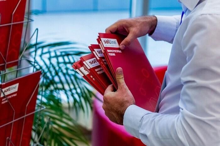 Группа Softline сформировала технологический кластер «СФ Тех»  Цель — стать «технологическим навигатором» для промышленности и обеспечить заказчикам комплексный переход на новые решения  Базой для него стали подмосковный производитель волоконно-оптических лазеров VPG LaserOne  бывшая «дочка» американской IPG Photonics  и группа «Борлас»  Работу кластера будет курировать Роман Кувшинов, гендиректор группы ОМЗ  «Объединенные машиностроительные заводы»  - холдинг промышленных предприятий, находящийся под контролем структур Газпромбанка, у которой ранее Softline приобрела системного интегратора «ОМЗ-ИТ»  Пресс-служба Softline сообщила CNews, что Роман Кувшинов не является сотрудником компании, и будет курировать формирование кластера «СФ Тех» в качестве члена совета директоров Softline  При этом Кувшинов «продолжает занимать позиции в других компаниях»  В кластер вошли компании группы “Борлас” - “Борлас секьюрити системз” и ”Центр цифровой трансформации”  системная интеграция, инфраструктурные решения для индустрии, производственный консалтинг, промышленный инжиниринг, техническая и информационная безопасность и др. , VPG LaserONE  производитель волоконных лазеров  и “Инферит”  защищенные вычисления и решения для спецзаказчиков    В перспективе кластер будет развивать компетенции в области робототехники, интегральной фотоники, телекоммуникаций, IIoT, применения ИИ в промышленности    Подписаться