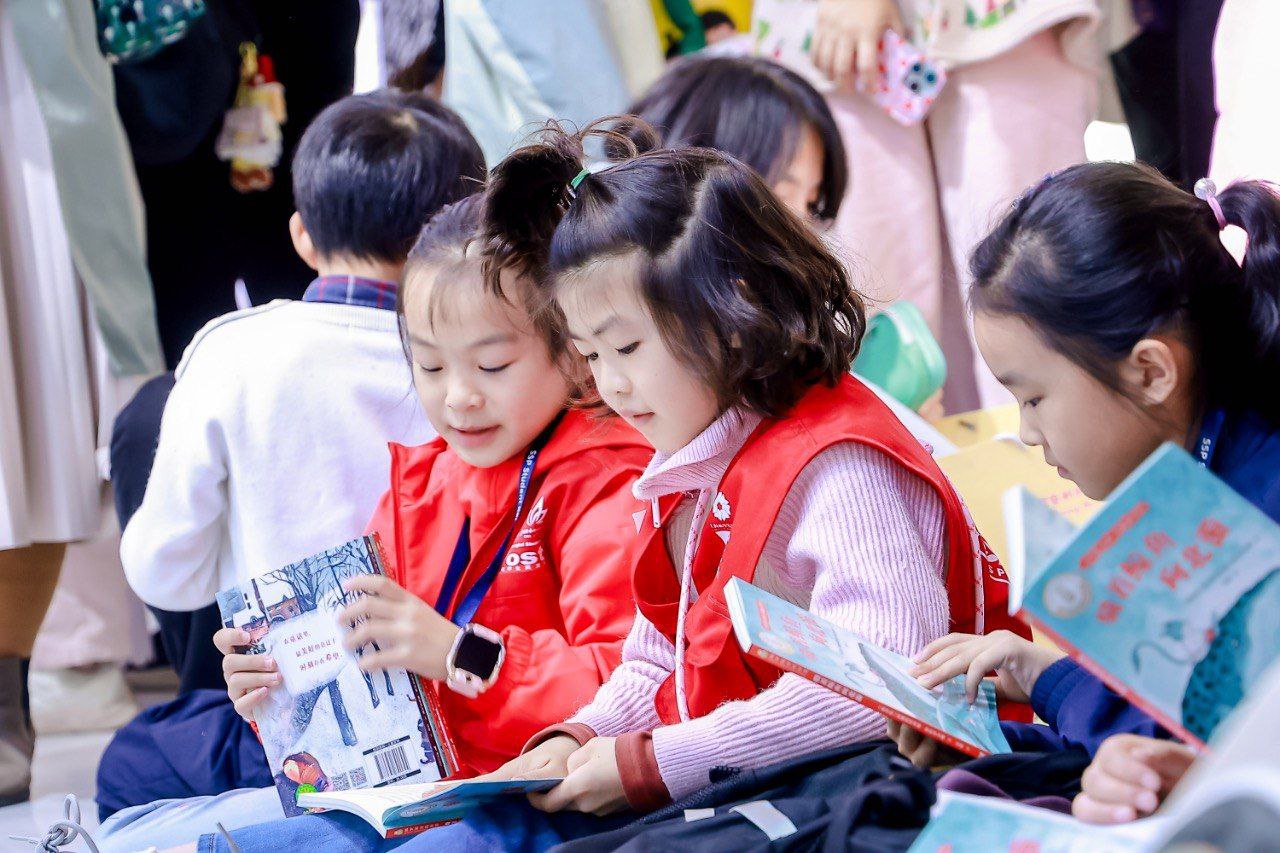 Российские детские издания вызвали ажиотаж на книжной ярмарке в Шанхае Агентство креативных индустрий Москвы представило современные российские детские книги на международной ярмарке в Шанхае Экспозиция стендов организованная в рамках программы Издательские сезоны объединила более 450 изданий от 12 ведущих столичных издательств и литературных агентств Как отметили эксперты делегации в комментарии для ТАСС книжные предпочтения российских и китайских родителей и детей во многом совпадают В обеих странах популярностью пользуется познавательная литература книги о научных открытиях истории культуре и приключенческие повести В настоящее время ведутся переговоры о выходе российских детских книг на международный рынок что подтверждает растущий глобальный интерес к отечественной литературе