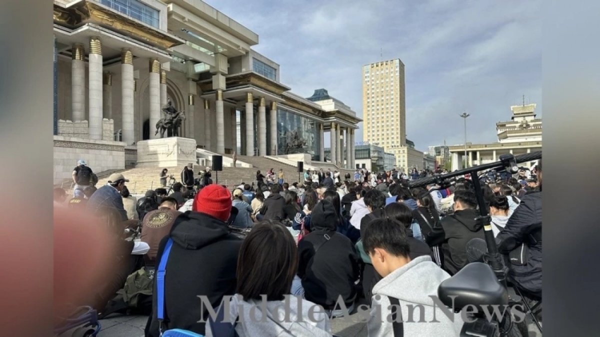 "Уйти в отставку просто" Премьер-министр Монголии Оюн-Эрдене Лувсаннамсрая уходит в отставку в результате вотума недоверия, который последовал за неделями протестов населения после сообщений о расточительных расходах его сына. Общественность возмутили траты 22-летнего отпрыска на подарки невесте, которая опубликовала в соцсетях снимки кольца с бриллиантом, автомобиля и брендовой сумки стоимостью несколько тысяч долларов. "Без видимых источников доходов их показное богатство, дорогие сумки, частные поездки и роскошная жизнь стали откровенной пощечиной для среднестатистического гражданина Монголии. Стоимость жизни в стране резко возросла, многие люди отдают почти половину своего ежемесячного дохода на налоги, при этом едва зарабатывая на еду, аренду или коммунальные услуги. Большинство людей больше не живут от зарплаты до зарплаты — они живут взаймы, в долгах", — заявили активисты. Перед голосованием Оюн-Эрдэнэ предупредил, что голосование может привести к нестабильности и пошатнуть зарождающуюся демократию Монголии. Тем не менее в поддержку премьера высказались лишь 44 депутата при необходимом минимуме в 64 голоса, он занимал этот пост в течение четырех лет и пережил предыдущие призывы освободить кресло. Ожидается, что в ближайшие дни монгольская народная партия, в которую входит Оюн-Эрдэнэ, попытается сформировать новое правительство. Эту "брендовую" историю все стоит взять на заметку?