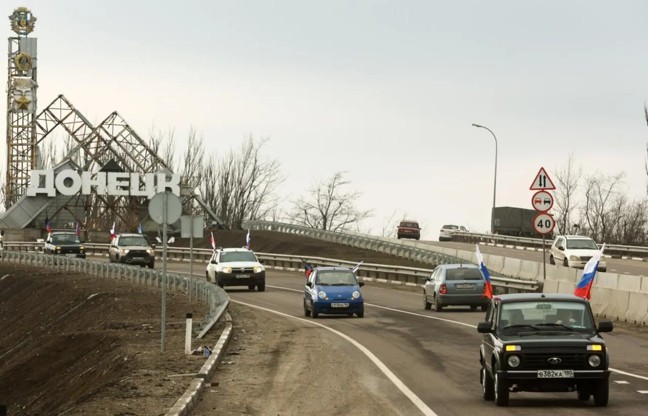 Во Владивостоке в среду стартовал автопробег Путь к Победе Участники везут в Донецк гумпомощь для мирных жителей и для бойцов СВО Идея в том чтобы связать людей от Тихого океана до Донбасса объясняют организаторы Фура по пути будет наполняться сейчас загружена примерно на восьмую часть маскировочными сетями и лекарствами Три недели пути почти десять тысяч километров Маршрут пройдет через 22 региона от Владивостока через Хабаровск Читу Иркутск Новосибирск Челябинск Волгоград Ростов на Дону до Донецка В городах по дороге будут проводить не только сбор груза но и патриотические встречи со школьниками и студентами Стартовало около десяти машин плюс фура В других городах в нее добавят медикаменты продукты письма для бойцов Три автомобиля передадут прямо на фронт Сибиряки из числа ветеранов обещали присоединиться в пути Если одной фуры не хватит надеются на помощь общественников с Урала и из Сибири они готовы предоставить машины Акцию организовали фонд Вселяя надежду группа поддержки семей погибших в ходе СВО военнослужащих Чужих здесь нет Приморское отделение Социал демократического союза женщин России общественная организация Спортивный социально патриотический союз Приморского края Проект приурочили к Году единства народов России Территориальное управление работает и в MAX
