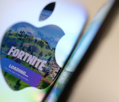 Apple проиграла суд против Epic Games, Fortnite вернется в App Store Окружной суд Калифорнии постановил, что Apple больше не имеет права взимать комиссию за покупки, сделанные на ее устройствах вне App Store и вне приложений. Кроме того, компания теперь не может запрещать разработчикам рекламировать сторонние пути оплаты. Решение было вынесено в рамках продолжающегося судебного спора Epic Games против Apple. Читать далее