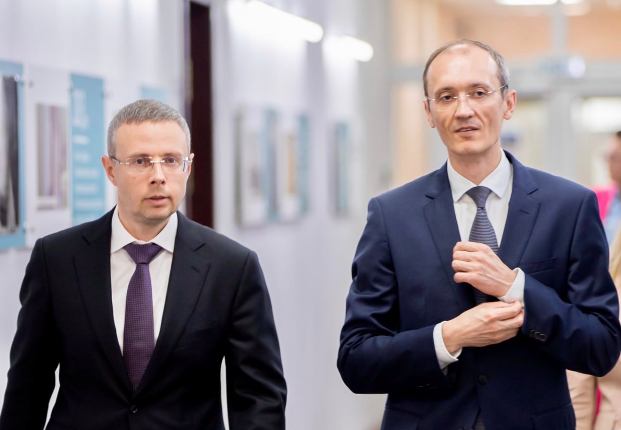 Искусственный интеллект начнет бороться со сговорами на торгах Правительство утвердило положение о государственной информационной системе Антикартель Ее задача находить и предотвращать картельные соглашения на государственных закупках Что уже сделано Уже сегодня система автоматически обрабатывает 9 6 млн торгов по 20 техническим и поведенческим критериям Система размещена на платформе ГосТех Все доработки будут вестись в рамках единой госсистемы Что в планах В начале 2026 года в ГИС внедрят технологию ИИ За счет этого система сможет находить новые ранее неизвестные схемы сговоров Под автоматический контроль будут попадать 100 открытых госторгов Цифровизация и автоматизация процесса выявления антиконкурентных соглашений позволят повысить эффективность расходов бюджета и прозрачность закупочных процедур отметил вице премьер Дмитрий Григоренко Оператором ГИС выступает ФАС России 1 августа 2025 года вступили в силу поправки в закон О защите конкуренции которые установили правовые основы функционирования автоматизированной системы До появления ГИС анализ торгов проводился сотрудниками ФАС вручную Подписаться на Правительство России в MAX