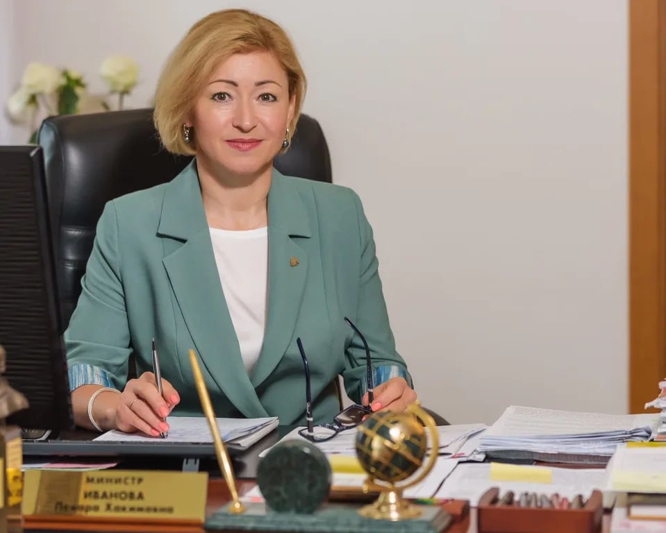 Ленара Иванова ушла с поста министра семьи и труда Башкирии Ленара Иванова переходит на работу в Госсобрание Курултай Об этом заявлено сегодня на оперативном совещании кабмина Она проработала в правительстве 15 лет и 100 дней