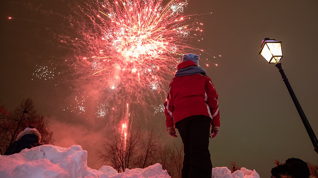 В Петербурге хотят разрешить запускать фейерверки в новогоднюю ночь с 22 00 Депутаты петербургского Законодательного собрания предложили расширить временной интервал для запуска фейерверков в новогоднюю ночь Инициатива предполагает что салюты можно будет запускать легально с 22 00 31 декабря сообщил депутат городского парламента Денис Четырбок в своем Telegram канале Он пояснил что по действующим правилам фейерверки разрешено запускать только с 23 00 31 декабря до 4 00 1 января Однако многие жители начинают это делать уже с 22 00 формально нарушая закон Считаем сложившуюся ситуацию абсолютно нелогичной Чтобы устранить этот пробел и узаконить привычный для людей порядок вещей предлагаем вместе с коллегами расширить разрешенный интервал добавив к нему еще час написал Четырбок Евгений Разумный Ведомости Telegram Max
