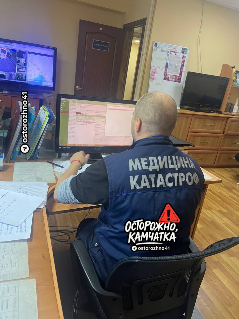 Осторожно тяжелая травма Туристка из незарегистрированной группы получила тяжелую травму спины скорее всего речь идёт о переломе позвоночника По данным врио министра по ЧС девушка упала с высоты на Курильском озере Организаторы решили вывезти её самостоятельно на машине но отказались от этой затеи когда пострадавшая несколько раз потеряла сознание Вызвали спасателей теперь ждут помощи Подробности по ссылке Как вы оцениваете действия организаторов тура Предложка открыта Обсудим в чате Мы в МАХ Осторожно Камчатка