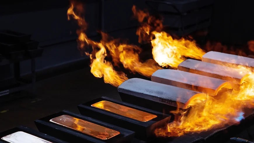 Российские золотодобывающие компании не спешат пользоваться рекордными ценами на мировом рынке для расширения инвестиций в новые проекты и геологоразведку SELG PLZL Основными сдерживающими факторами являются длительные сроки окупаемости усиление фискального давления геополитическая изоляция и подорожание оборудования и работ Чтобы избежать рисков свободные средства предприятия направляют на оптимизацию дивиденды и сокращение долговой нагрузки jkinvest news jkinvest