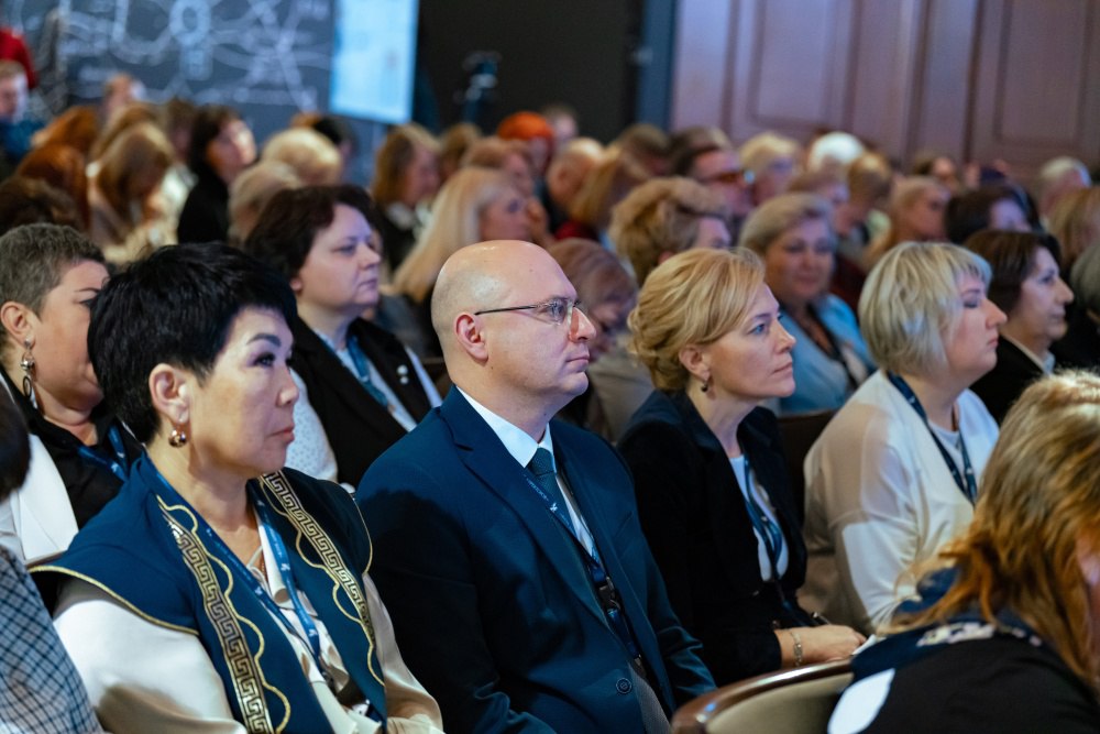 Первая стратсессия Клуба директоров объединила руководителей образования со всей России В Центральном выставочном зале Манеж 10 ноября состоялась первая стратегическая сессия Клуба директоров проекта созданного по поручению Президента России при поддержке Минпросвещения России Перед участниками выступили начальник Управления Президента Российской Федерации по общественным проектам Сергей Новиков и Министр просвещения РФ Сергей Кравцов