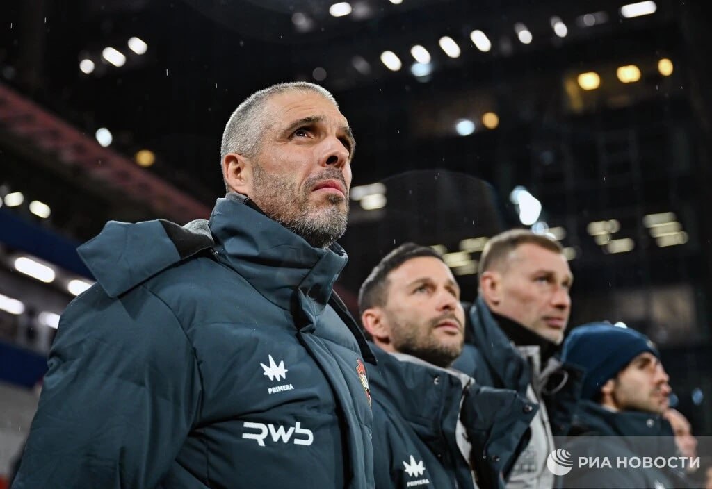 Челестини прокомментировал жалобы Кордобы на расизм Во время перерыва матча ЦСКА Краснодар 2 3 футболисты обеих команд устроили перепалку в подтрибунном помещении которая попала в кадры трансляции После игры Кордоба потребовал чтобы к полузащитнику армейцев Родриго Вильягре применить санкции за его слова однако форвард не стал уточнять за какие именно Да Кордоба сказал что кто то из наших игроков говорил про расизм Я его успокоил если были какие то слова мне жаль Я не знаю что происходит на поле ничего не слышал Сказал ему успокоиться и играть в футбол Вопрос исчерпан приводит слова Фабио сайт армейского клуба Подписывайтесь на РИА Новости Спорт в MAX