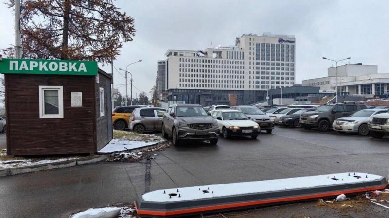 Парковка у Коммунального моста в Красноярске перешла городу и стала платной Она начала работу 27 ноября Ранее эта территория находилась в аренде у частных предпринимателей но после истечения срока договора участок передали в ведение городского управления дорог и благоустройства УДИБ Автостоянка рассчитана на 217 машино мест включая специальные места для маломобильных водителей Стоимость услуги стандартная для города и составляет 25 рублей в час Предусмотрен бесплатный период первые семь минут стоянки оплачивать не нужно Внести оплату можно через паркомат банковской картой или с помощью мобильного приложения красноярск kras 24