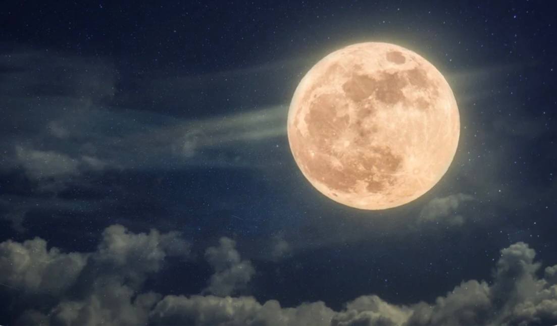 Вышла первая в мире программа перевода лунного времени в земное Китайские ученые создали первую в мире программу для отсчета времени на Луне обеспечивающую точную навигацию и посадки в условиях глобальной лунной гонки Из за слабой гравитации часы на Луне идут быстрее чем на Земле примерно на 56 микросекунд в сутки Этот эффект предсказанный теорией относительности Эйнштейна накапливается делая земное время менее пригодным для лунных операций Гарвардский астроном Джонатан Макдауэлл считает что даже разница в микросекунду может привести к ошибкам в навигационных системах В 2024 году Международный астрономический союз утвердил концепцию создания системы отсчета времени для Луны На ее основе астрономы обсерватории Пурпурная гора в Нанкине разработали инструмент LTE440 Lunar Time Ephemeris который сохраняет точность до нескольких десятков наносекунд на протяжении 1000 лет Авторы стремились создать практичный инструмент для учащающихся миссий Макдауэлл отметил что аналогичные работы ведутся в США но ему неизвестны готовые результаты Это показывает что Китай серьезно настроен в отношении Луны и открыт для обмена исследованиями заключил он Telegram МAX все наши каналы