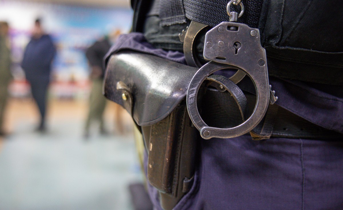 Праздник закончившийся трагедией пьяная ссора закончилась убийством в Мегино Кангаласскогом районе Новый год для двух приятелей из села Павловск Мегино Кангаласского района закончился страшной трагедией В ночь с 1 на 2 января праздничное застолье переросло в бытовой конфликт а затем и в смертельную драку По предварительным данным один из мужчин будучи пьяным нанес другому удар ножом в грудь Несмотря на срочную госпитализацию пострадавший скончался в больнице от ранения сердца Возбуждено уголовное дело Подозреваемый задержан и арестован судом Следствие выясняет все обстоятельства произошедшего Подробнее по ссылке Фото Андрей Сорокин ЯСИА yk24 ru в MAX Telegram ВК VK Видео