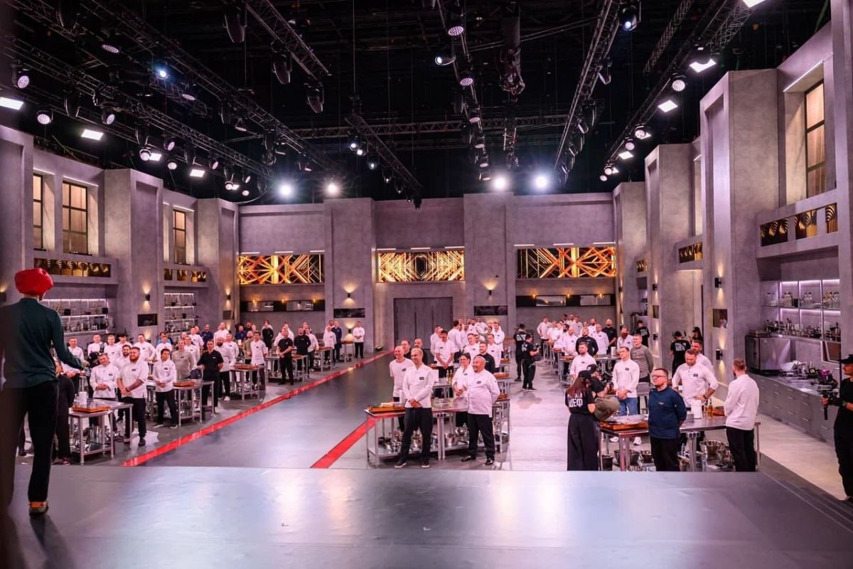 Туляк поборется за победу в шоу Русский шеф 24 часа без перерыва предстоит провести у плиты 32 летниему жителю Тульской области Павлу Мельгунову Он примет участие в программе на телеканале Пятница Бренд шеф из региональной столицы оказался в числе 100 лучших специалистов которые примут участие в кулинарном марафоне Ведущий шоу знаменитый Константин Ивлев Туляк считает профессию повара тяжелой мужской работой Он уже многое перепробовал в профессии трудился в похоронной сфере и в армейской столовой знакома ему и японская и европейская и паназиатская кухня Свое будущее житель областного центра связывает с управлением и развитием региональной гастрономии Фото предоставлено телеканалом Пятница 1  2   Подпишись на новости