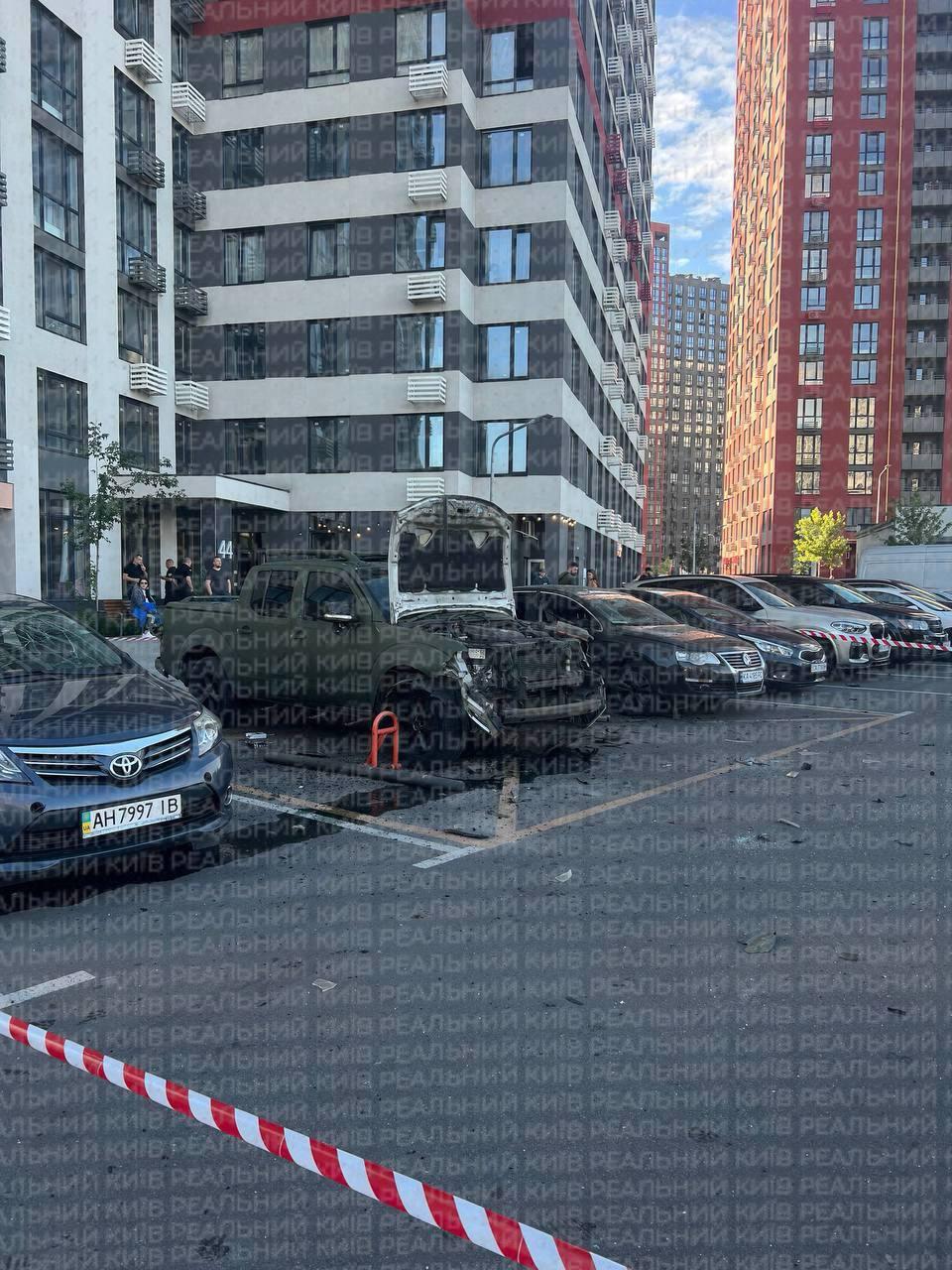 Еще кадры взорванного военного пикапа на Виноградаре в Киеве. Сообщается, что пострадавших нет.
