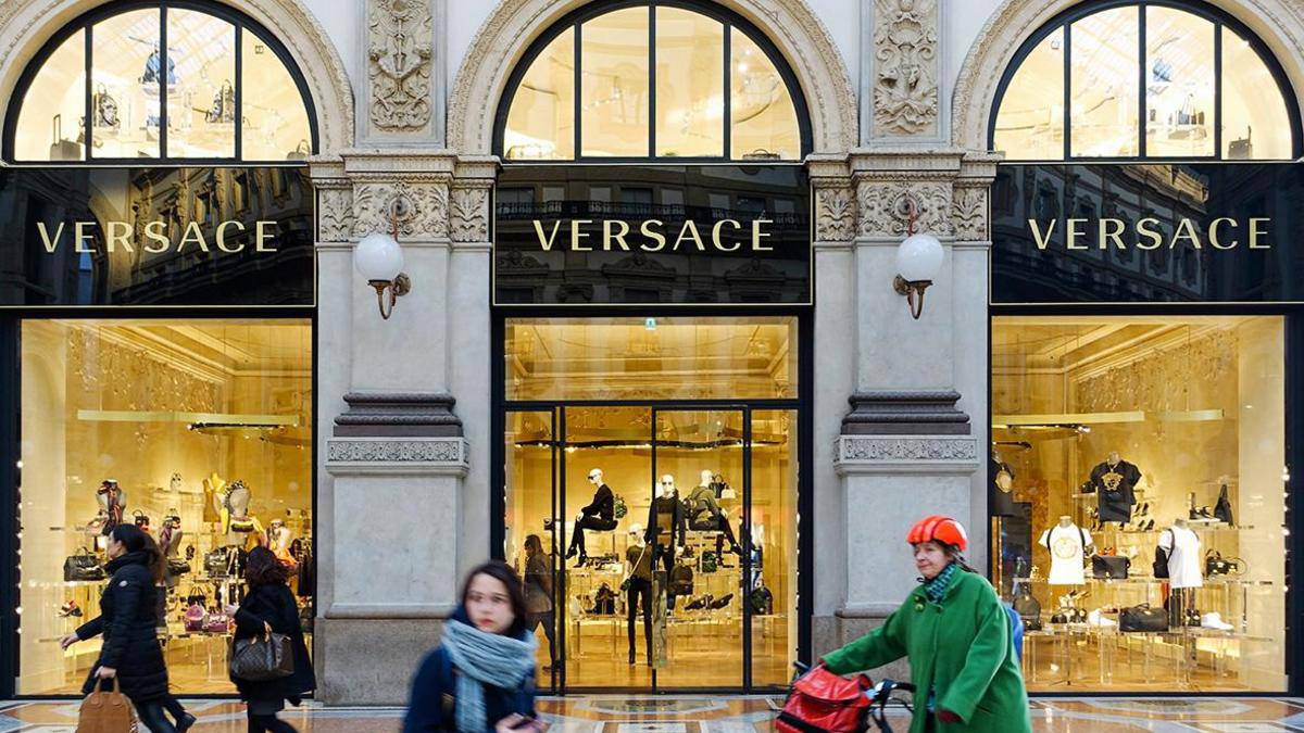 Prada завершила сделку по покупке Versace Итальянский модный дом Prada официально приобрел бренд Versace у американской группы Capri Holdings Ltd за 1 375 млрд сообщила пресс служба компании Закрытие сделки позволило модному дому объединить под своим управлением три ключевых бренда Prada Miu Miu и Versace Прежним владельцем Versace была американская Capri ранее Michael Kors Holdings владеющая премиальными брендами аксессуаров и обуви Michael Kors и Jimmy Choo О продаже было объявлено еще в апреле Еврокомиссия одобрила сделку только в конце сентября bisrub