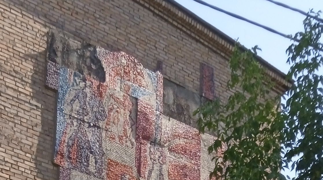Мозаика "Знамя борьбы" Константина Аксёнова в Павловском Посаде уже несет потери. Один фрагмент обрушился. Констатируем: в Московской области в упадке не только охрана памятников помним, что в постановке на охрану монументальных работ крупного советского мастера отказано Главным управлением культурного наследия , но и сфера культуры в целом где в этой ситуации Министерство культуры? Речь идет о произведениях искусства . Где культура? А нет ее. Мы только леса асфальтом крыть умеем. #Московскаяобласть #АндрейВоробьев