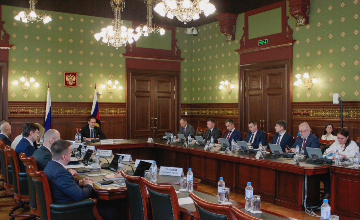 В Росреестре под председательством руководителя ведомства Олега Скуфинского состоялось заседание коллегии, на котором были подведены ключевые итоги деятельности Службы за 2024 год и определены планы на предстоящий период. Коротко об итогах: Все показатели госпрограммы «Национальная система пространственных данных» выполнены в полном объёме; По инициативе ведомства принято 22 федеральных закона; Количество объектов без прав в ЕГРН за последние 2 года снизилось более чем на 5,4 млн; Бесплатно для граждан исправлено 1,4 млн реестровых ошибок; В результате комплексных кадастровых работ в 2024 году в ЕГРН внесены сведения о 1,5 млн объектов недвижимости – это столько же, сколько в целом за предыдущие 5 лет; Срок кадастрового учёта по итогам 2024 года составил 1,6 дней, регистрации прав – 1,4 дня. Доля электронной ипотеки выросла до 84%, и регистрируется она в течение нескольких часов; В целом доля электронных услуг увеличилась в 3 раза, до 60%. «Среди приоритетов на 2025 год – увеличить число регионов-участников внедрения Единой цифровой платформы НСПД до 63 сейчас 53 , продолжить работу по сплошной инвентаризации в новых регионах, на 80% внести в ЕГРН границы административно-территориальных образований и территориальных зон, а также внедрить по всей стране ФГИС ЕГРН 2.0 - это импортозамещённая система с повышенной отказоустойчивостью, которая также позволит сократить время обработки документов», - отметил Олег Скуфинский. Все подробности уже на нашем сайте. #Росреестр #ОлегСкуфинский #КоллегияРосреестра #МыТамГдеЛюди #РаботаемВместе