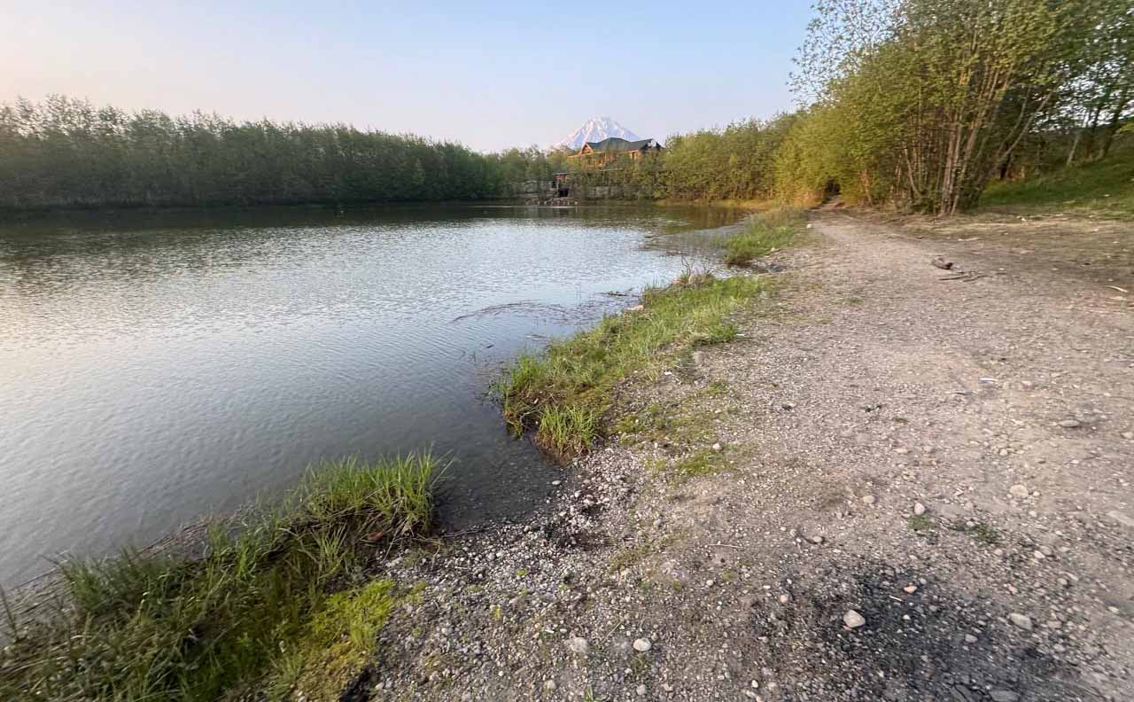 На Камчатке подросток едва не утонул в озере Сейчас он находится в тяжелом состоянии в больнице В Елизовском районе края компания подростков на берегу озера распивала спиртное. Один из юношей пошел купаться, а на берег без сознания его вынес приятель. Подробности по ссылке: