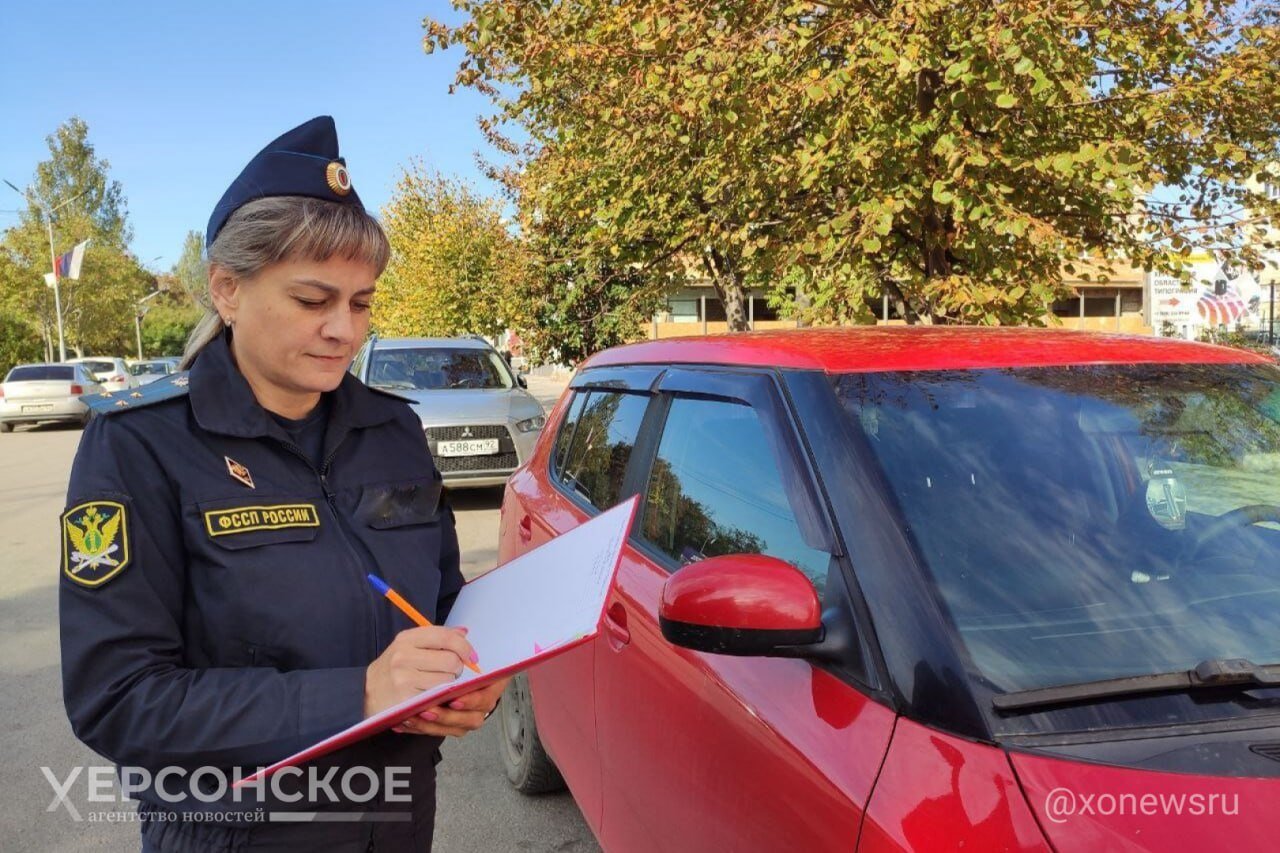 Отец года. Житель Херсонской области вспомнил о выплате алиментов для дочки только после ареста авто  Должник из поселка Новотроицкое Херсонской области обязан перечислять четвертую часть от своего дохода в пользу восьмилетней дочери. Но под предлогом того, что он не работает, 39-летний мужчина уклонялся от выполнения родительского долга. Сумма алиментной задолженности более 200 тысяч рублей.     Кроме этого, в рамках возбужденного исполнительного производства сотрудником отделения судебных приставов по Новотроицкому району были составлены акты описи и ареста его иномарки. «Опель Омега Караван» передан на реализацию.  После этого мужчина официально трудоустроился. Средства на содержание ребенка теперь ежемесячно будут удерживаться из его заработной платы.     , VK и ОК