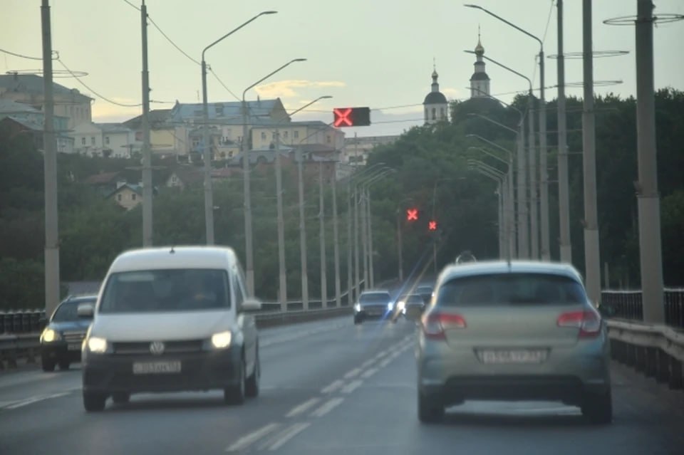 На одной из улиц Луганска ограничат движение 15 октября    15 октября с 7:30 до 15:00 в Луганске ограничат движение транспорта по улице Павла Сороки на участке от улицы Героя России Зозулина до 18-й Линии. Об этом сообщили в пресс-службе правительства республики.  Для водителей организованы пути объезда по улицам Советская и Фрунзе.  «Уважаемые водители, рекомендуем Вам заранее планировать предстоящий маршрут движения с учетом вводимых ограничений», - сказано в сообщении.