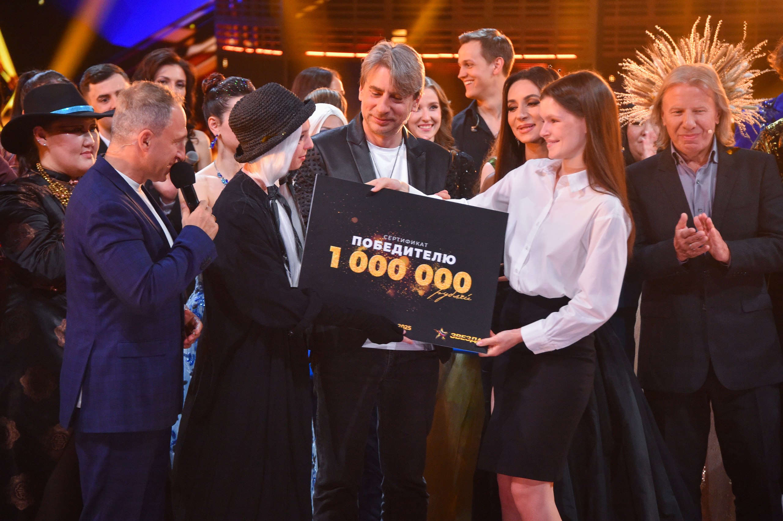 На телеканале «Звезда» подвели итоги Международного вокального конкурса «Звезда-2025» Победителем Международного вокального конкурса «Звезда-2025» стала 17-летняя Марфа Николаева из Новгородской области. В финальных выпусках проекта она покорила членов жюри своей авторской песней «Не вспоминай». Помимо денежного приза Виктор Дробыш предложил победительнице подписать контракт со своим продюсерским центром. Обладательницей специального приза – ротации песни в эфире «Дорожного радио», – стала Севда Садыгова. Дмитрий Колдун вручил собственный приз Алисе Супроновой из Магаданской области, исполнив с ней свою новую песню «Сегодня ветрено». Одним из ярких номеров финала стало исполнение песни «Не вставай на колени» мужским трио, в который вошли представитель Белгородской области Александр Кужелев и специальные гости проекта – Стас Пьеха и IVAN. Все участники финальных выпусков Международного вокального конкурса «Звезда-2025» получили подарки от компании ESTEL.