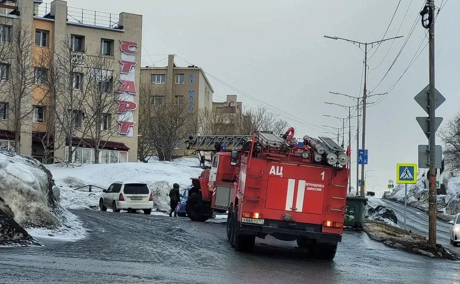 Пенсионерка погибла на пожаре в Петропавловске Из за сугробов пожарные потеряли драгоценное время Смертельный пожар произошёл сегодня утром на четвертом этаже дома по улице Владивостокская 19 Пожарные прибыли на место уже через пять минут после сообщения но встретили неожиданное препятствие спецтехника не смогла подъехать к Подробности по ссылке   kamtime ru article 2f063fb2 40c2 403a b2b4 317600629930