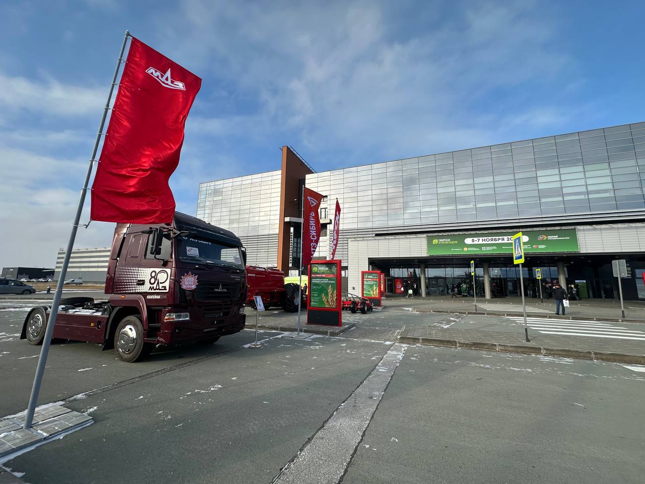 В Новосибирске стартовала крупнейшая выставка Сибирская аграрная неделя 2025 Стенд официального дилера Минского автомобильного завода ООО ТД МТЗ Сибирь в самом эпицентре событий вместе с техникой МАЗ Здесь представлен седельный тягач МАЗ 54402L Автомобиль идеально подходит для работы в суровых сибирских условиях Надежность мощность адаптация к климату и рельефу все в нем говорит о том что он не просто справится а станет опорой аграрного сектора региона