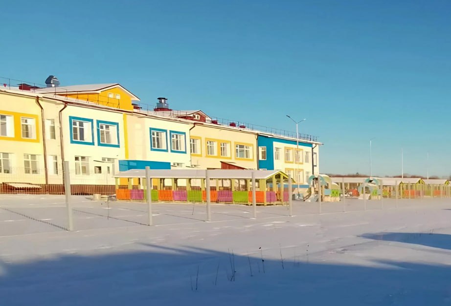 Детский сад на 17 групп обещают сдать до конца года В Хабаровске завершается строительство крупного детского сада на улице Шатова его планируют сдать до конца года Объект возводится с 2023 года по госпрограмме Развитие жилищного строительства в Хабаровском крае Площадь здания более 15 тысяч квадратных метров что делает его одним из самых больших детсадов в краевом центре В учреждении откроют 17 групп включая группы для малышей до полутора лет Сейчас готовность превышает 90 В министерстве образования края отметили что появление нового детского сада создаст дополнительные места и обеспечит современную инфраструктуру для обучения и развития детей включая воспитанников с ОВЗ В здании предусмотрены кабинеты логопеда психолога и дефектолога чтобы все необходимые занятия проходили на месте Особенность детского сада собственный бассейн где под руководством инструктора дети будут заниматься плаванием Эти занятия станут частью ежедневного распорядка и направлены на укрепление здоровья и развитие координации На территории оборудуют отдельные прогулочные зоны для каждой возрастной группы с современными игровыми и спортивными комплексами из безопасных материалов Подрядчик ООО Капторстрой завершает внутреннюю отделку и установку оборудования Всего до 2027 года в рамках нацпроекта Семья в Хабаровске появится девять новых детских садов Подписывайтесь на Amur Inside