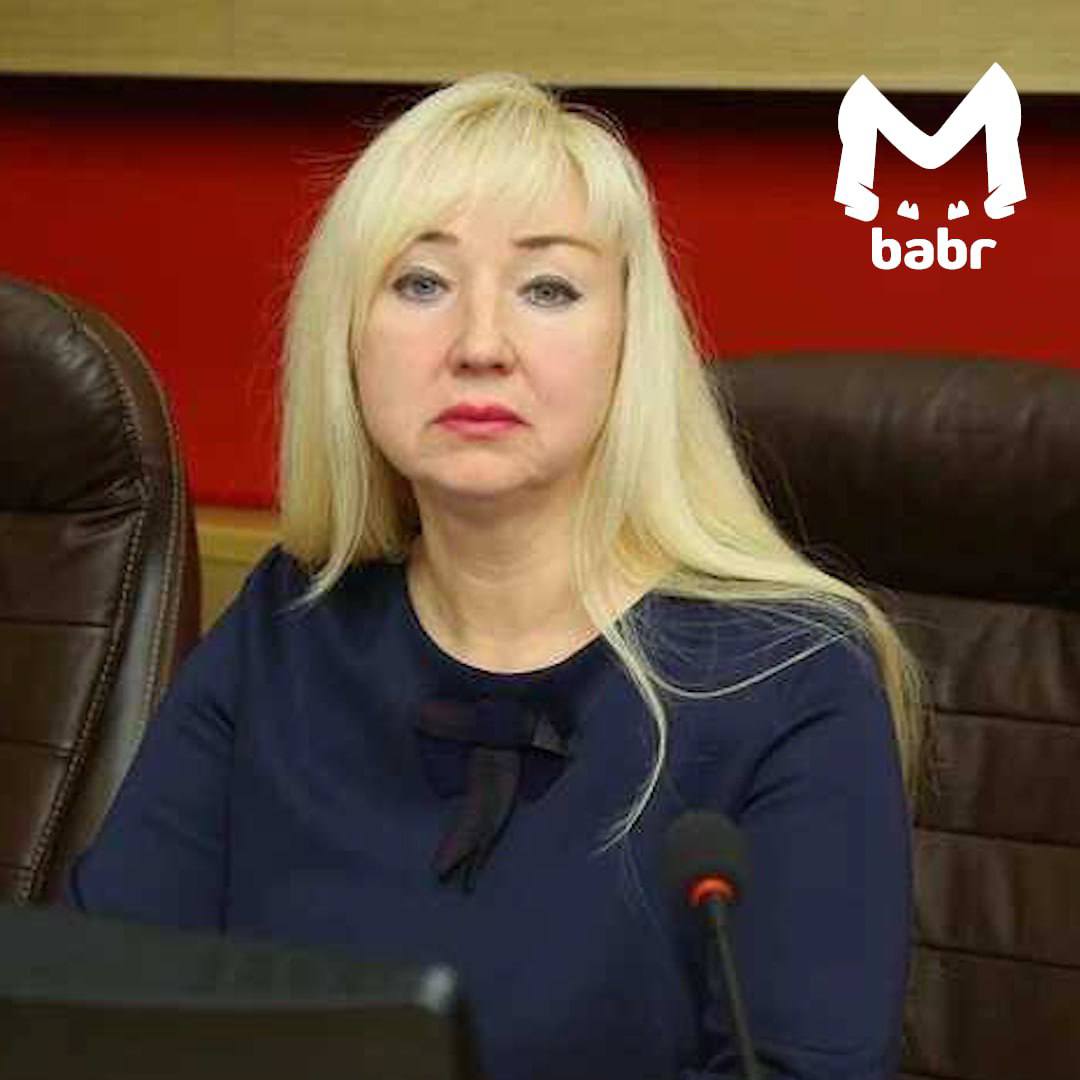 Министра имущественных отношений Иркутской области обвиняют в махинациях с жильём для детей-сирот. По данным Следкома, в декабре 2023-го ведомство закупило 21 квартиру в посёлке Залари. Те не соответствовали нужным требованиям, но Марина Быргазова подписала бумаги и всё приняли — квадраты передали в соцнайм. Как итог: ущерб бюджету региона. Возбуждено уголовное дело о превышении полномочий. Суд вынес чиновнице меру пресечения в виде запрета определённых действий, решается вопрос об отстранении её от должности.