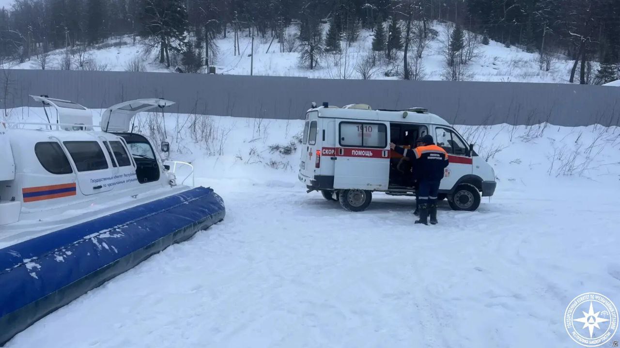 На Павловском водохранилище спасатели нашли замерзающую 15 летнюю девочку Школьница приехала с отцом из Уфы на отдых в один из туристических комплексов Сегодня утром девочка пошла на прогулку но к обеду не вернулась После безуспешных попыток связаться с дочерью и самостоятельных поисков отец обратился за помощью в экстренные службы Спасатели Госкомитета РБ по ЧС с помощью судна на воздушной подушке оперативно обследовали прибрежную территорию и акваторию водохранилища В течение получаса пропавшую девочку нашли без сознания на середине водохранилища с признаками переохлаждения Спасатели срочно эвакуировали её на берег согрев и оказав первую помощь передали бригаде скорой помощи Как выяснилось девочка заблудилась и не смогла самостоятельно найти обратную дорогу к комплексу В результате переохлаждения она потеряла сознание
