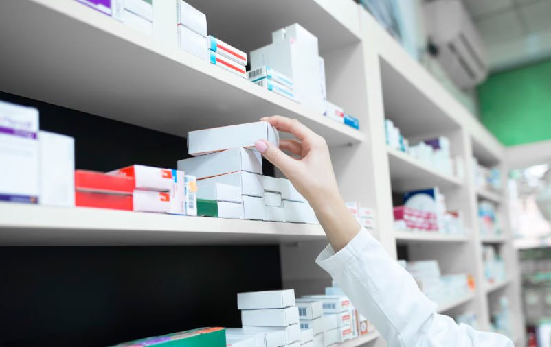 В 2025 году россияне чаще экономили на лекарствах Это связано с ростом цен на препараты снижением доходов населения и расширением ассортимента доступных аналогов Россияне в 2025 году чаще приобретали лекарственные препараты по акциям или искали дешевые аналоги Повышается прозрачность рынка когда человек за считаные секунды может сверить цены между несколькими сетями или онлайн витринами рассказала гендиректор компании Points Health Дарья Соловьева