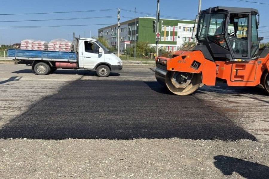На трассе Буруны – Басы – Промысловка начался ямочный ремонт На участке с 56-го по 71-й километр трассы Буруны – Басы – Промысловка в Лиманском районе стартовали дорожные работы. Специалисты проводят ямочный ремонт, устраняя деформации и укрепляя покрытие на проблемных участках со слабыми грунтами. Как сообщили в «Астраханьавтодор», подрядчик уже приступил к работе: снял повреждённые слои дорожного полотна и готовит основание для укладки нового асфальтобетона. Всего планируется отремонтировать 15 километров трассы. В ведомстве призвали водителей соблюдать осторожность при проезде этого участка, особенно в тёмное время суток, и заранее выбирать маршрут при возможности объезда. Фото: пресс-служба губернатора АО