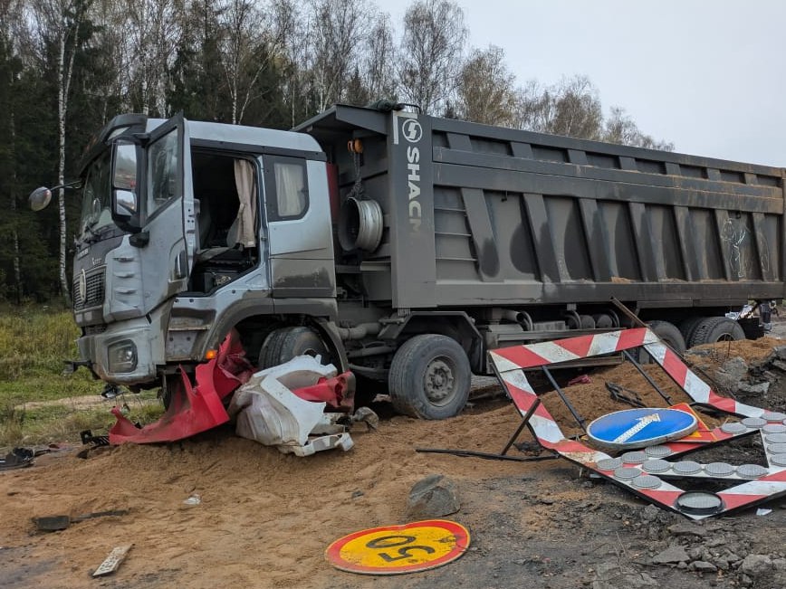 На калужской трассе самосвал сбил пешехода Сегодня 22 октября утром в Боровском районе на 94 км автодороги М 3 пешеход угодил под колеса грузовика Шакман По данным Главного управления МЧС России по Калужской области травмы получил 30 летний мужчина Он госпитализирован в Калужскую областную клиническую больницу с черепно мозговой травмой и внутренним кровотечением На месте происшествия работали патруль ГИБДД спасатели и медики скорой помощи Обстоятельства инцидента устанавливаются Подписаться